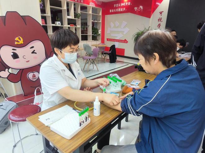 “健康巡诊进社区真情服务暖人心”：泰安市泰山区上高街道学苑社区开展健康义诊活动金年会(图2)